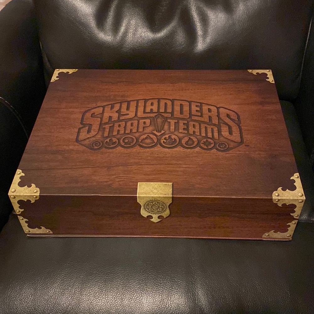 Activision Skylanders Trap Team Traptanium Crystal Case (WITH TRAPS)